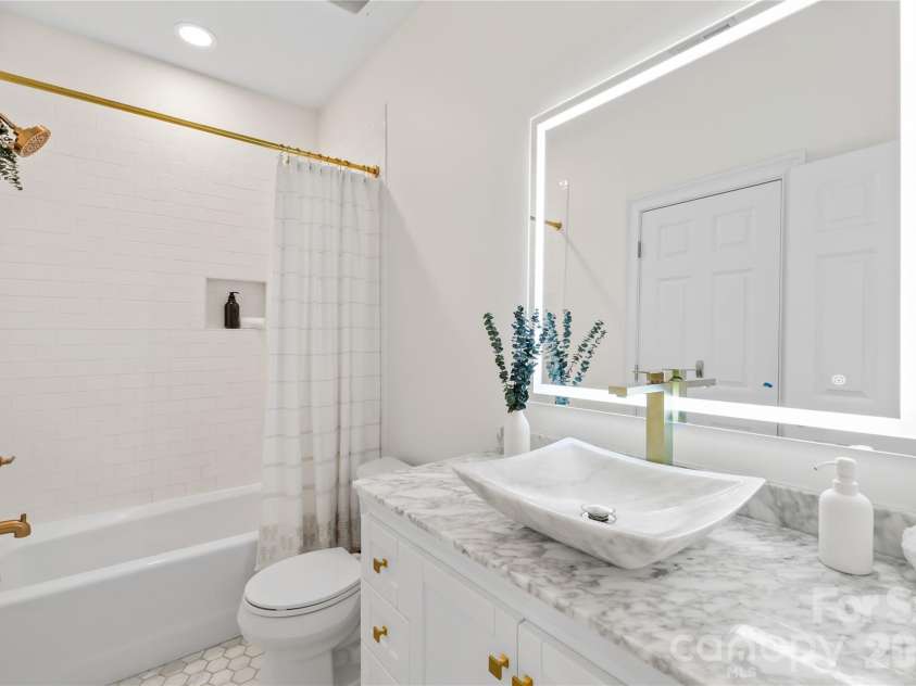 162 Dedham Loop, Mooresville, NC 28117.  MLS# CAR4378074, YatesRealty ID 22938. Ensuite for Bedroom #3 (Bathroom#3)