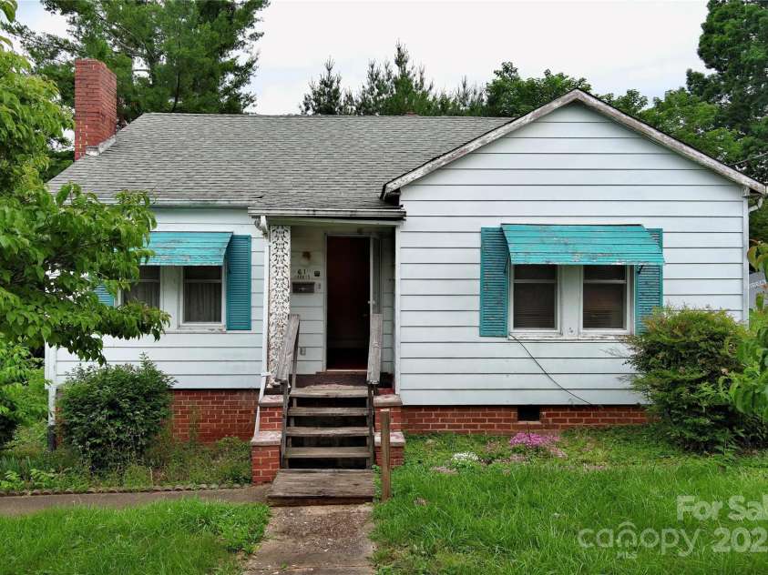 61 Perry Street, Marion, NC 28752.  MLS# CAR4265637, YatesRealty ID 22938. 