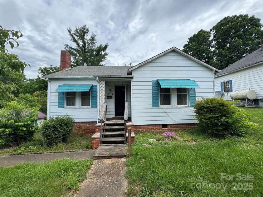 61 Perry Street, Marion, NC 28752.  MLS# CAR4265637, YatesRealty ID 22938. 