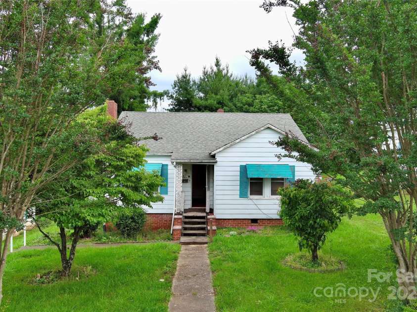 61 Perry Street, Marion, NC 28752.  MLS# CAR4265637, YatesRealty ID 22938. 