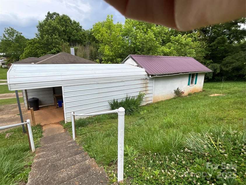 61 Perry Street, Marion, NC 28752.  MLS# CAR4265637, YatesRealty ID 22938. 