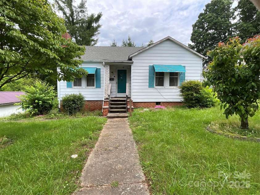 61 Perry Street, Marion, NC 28752.  MLS# CAR4265637, YatesRealty ID 22938. 