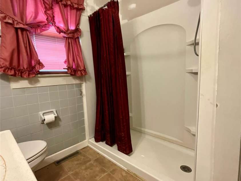 61 Perry Street, Marion, NC 28752.  MLS# CAR4265637, YatesRealty ID 22938. Bath