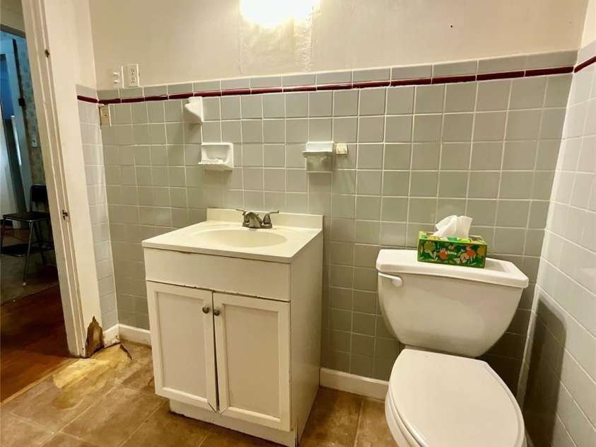 61 Perry Street, Marion, NC 28752.  MLS# CAR4265637, YatesRealty ID 22938. Bath