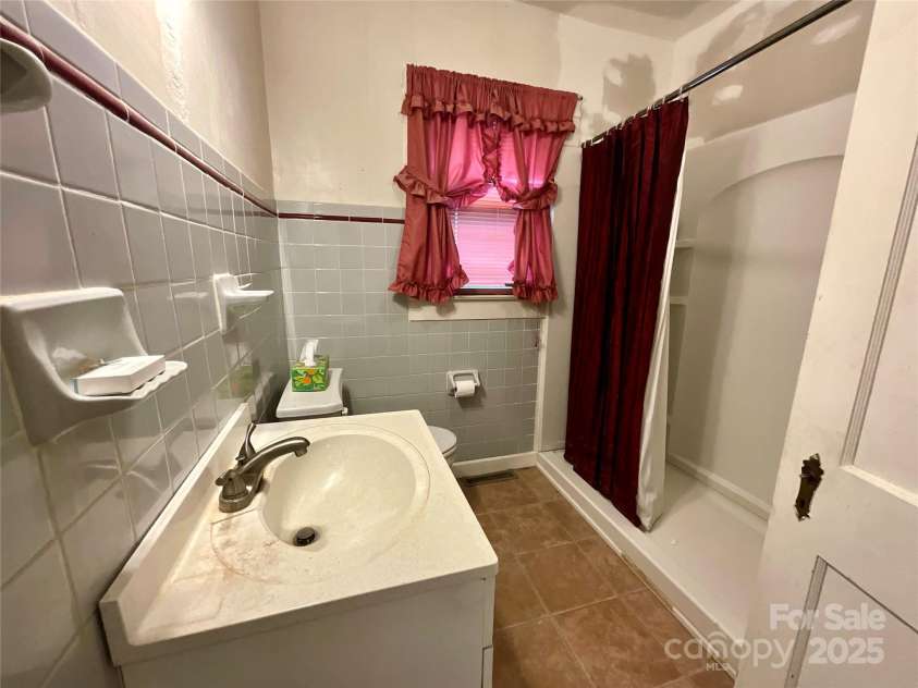 61 Perry Street, Marion, NC 28752.  MLS# CAR4265637, YatesRealty ID 22938. Bath