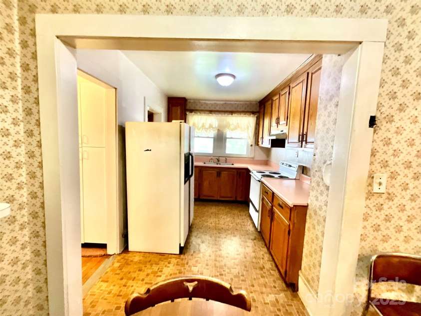 61 Perry Street, Marion, NC 28752.  MLS# CAR4265637, YatesRealty ID 22938. Kitchen