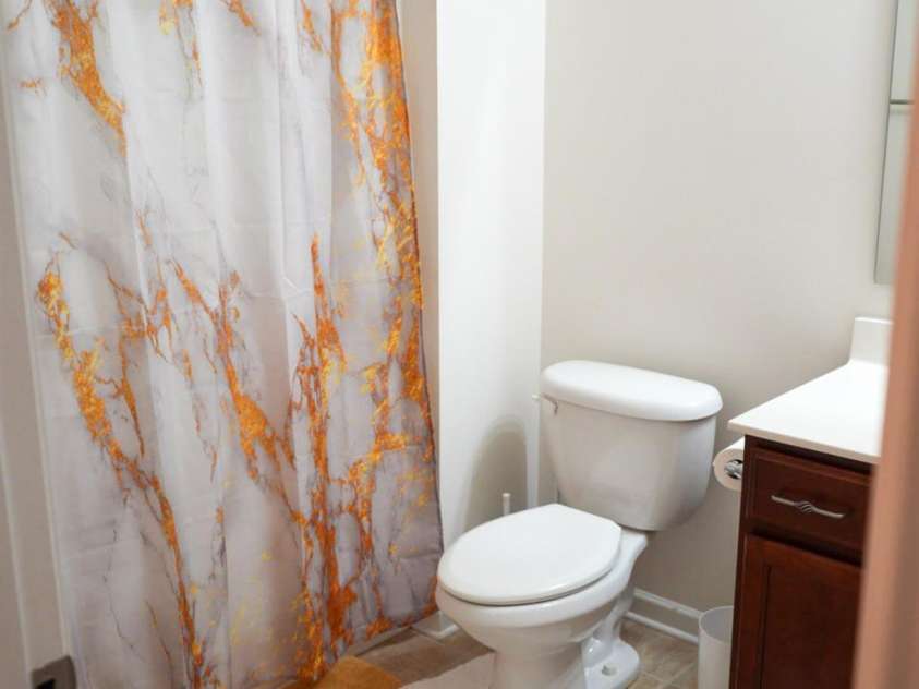 14411 Glendon Hall Lane, Charlotte, NC 28262.  MLS# CAR4268955, YatesRealty ID 22941. Upstairs Hallway Bathroom
