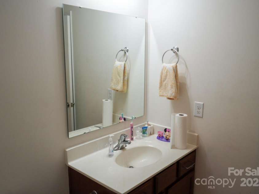 14411 Glendon Hall Lane, Charlotte, NC 28262.  MLS# CAR4268955, YatesRealty ID 22941. Upstairs Hallway Bathroom