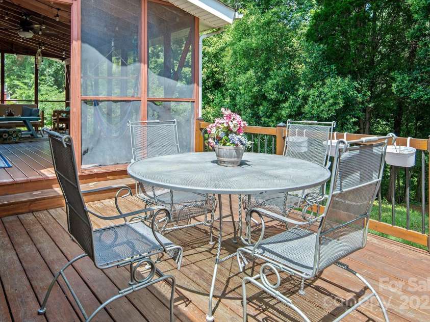 5922 Sullins Road, Charlotte, NC 28214.  MLS# CAR4272470, YatesRealty ID 22942. 