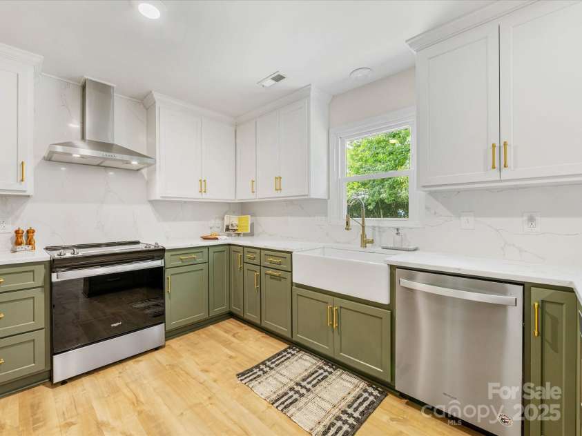 1115 Berry Ridge Road, Charlotte, NC 28270.  MLS# CAR4274309, YatesRealty ID 22944. Beautiful farm house sink!