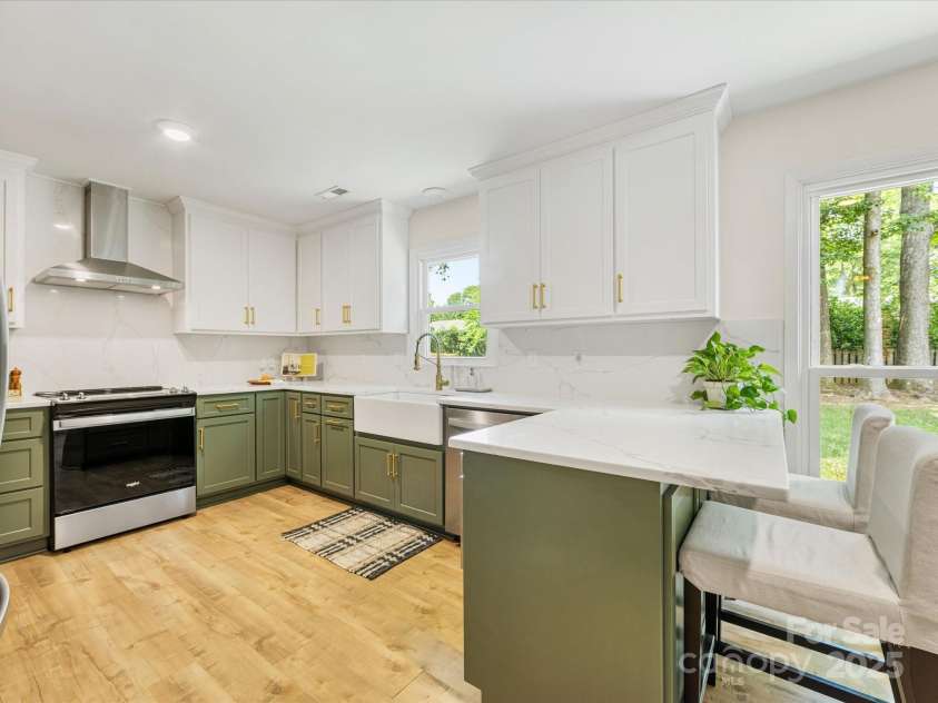 1115 Berry Ridge Road, Charlotte, NC 28270.  MLS# CAR4274309, YatesRealty ID 22944. Gorgeous new kitchen with breakfast bar!