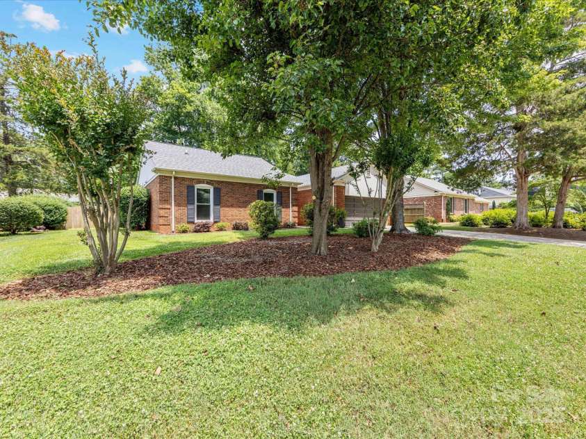 1115 Berry Ridge Road, Charlotte, NC 28270.  MLS# CAR4274309, YatesRealty ID 22944. Located on a quiet cul-de-sac in Sardis Forest!