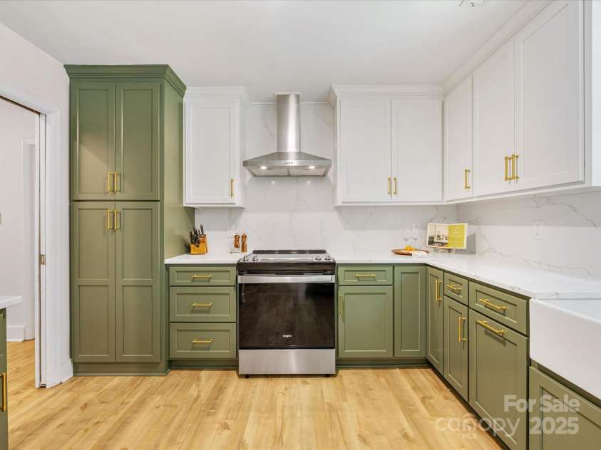 1115 Berry Ridge Road, Charlotte, NC 28270.  MLS# CAR4274309, YatesRealty ID 22944. New appliances, SS vent hood and built-ins for extra pantry space!