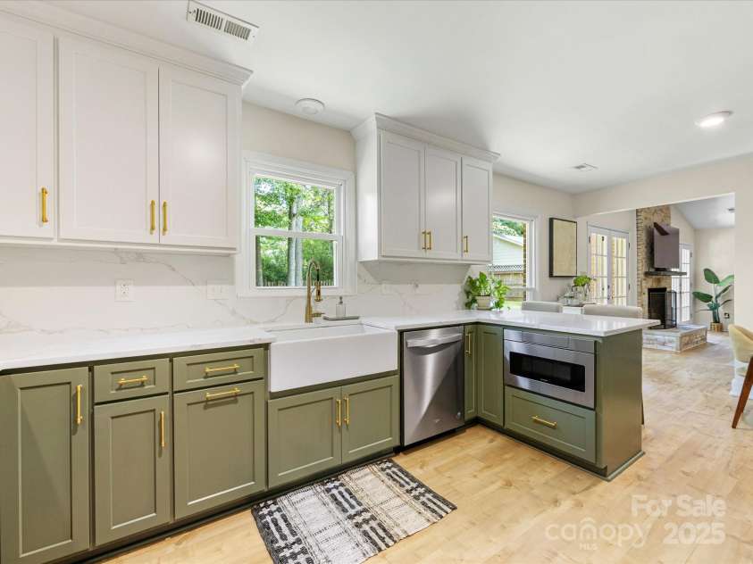 1115 Berry Ridge Road, Charlotte, NC 28270.  MLS# CAR4274309, YatesRealty ID 22944. SS dishwasher and microwave with all new cabinetry!