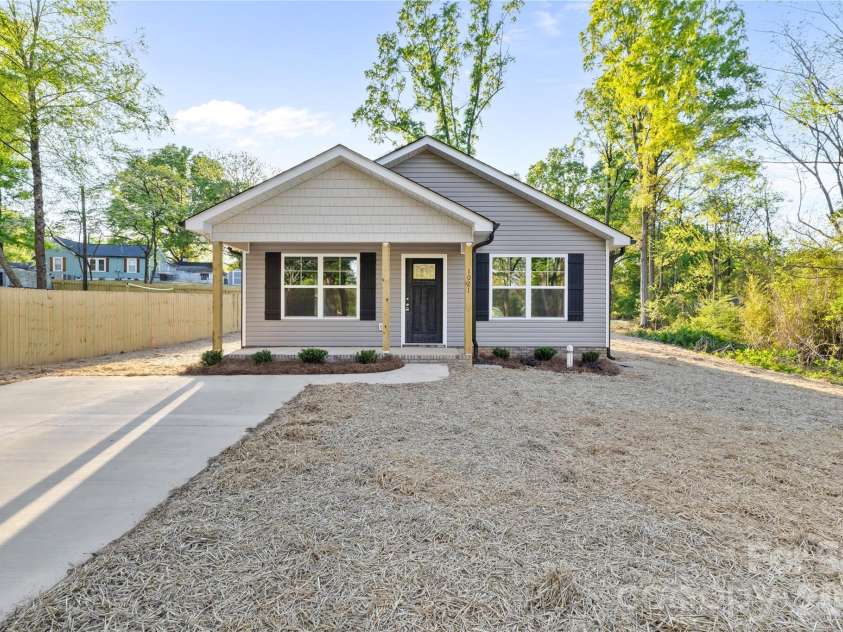 1021 E 10th Street, Kannapolis, NC 28083.  MLS# CAR4367969, YatesRealty ID 22945. 