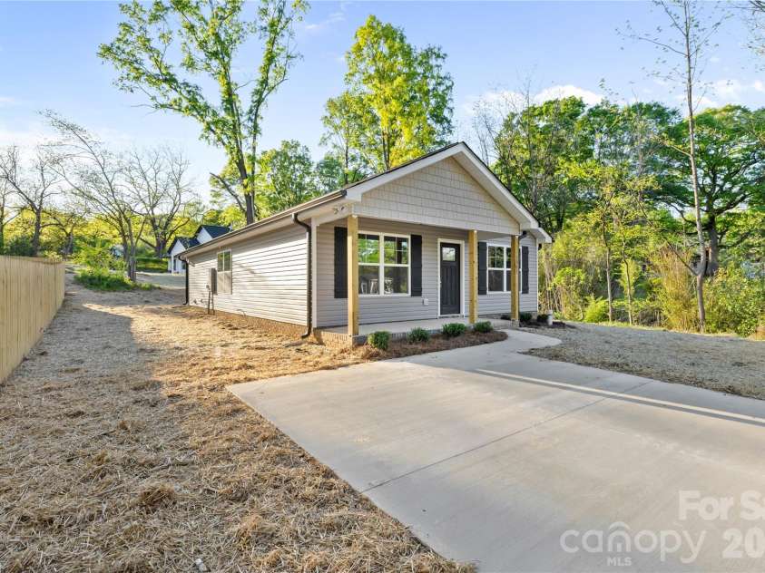 1021 E 10th Street, Kannapolis, NC 28083.  MLS# CAR4367969, YatesRealty ID 22945. 