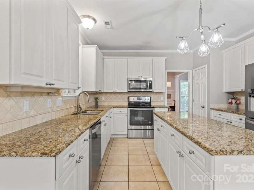 7151 Plough Drive, Mint Hill, NC 28227.  MLS# CAR4271885, YatesRealty ID 22946. Kitchen