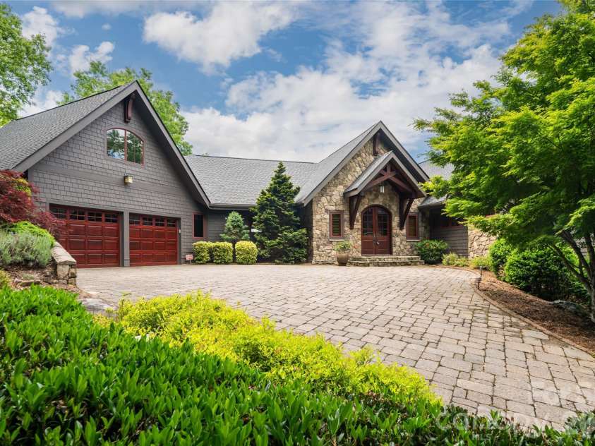 211 Boulder Ridge Drive, Hendersonville, NC 28792.  MLS# CAR4378849, YatesRealty ID 22947. 
