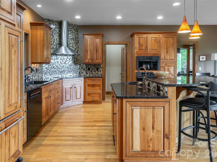 211 Boulder Ridge Drive, Hendersonville, NC 28792.  MLS# CAR4378849, YatesRealty ID 22947. 