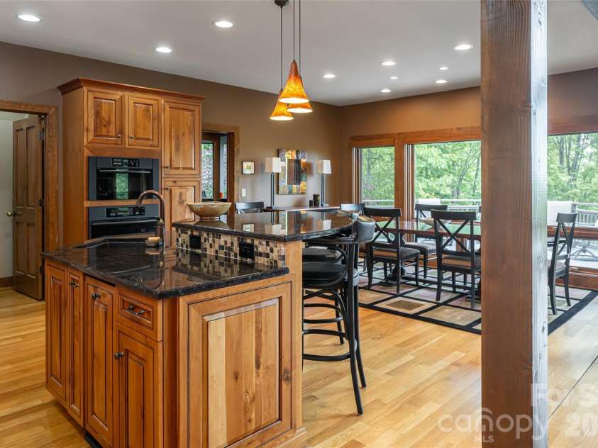 211 Boulder Ridge Drive, Hendersonville, NC 28792.  MLS# CAR4378849, YatesRealty ID 22947. 