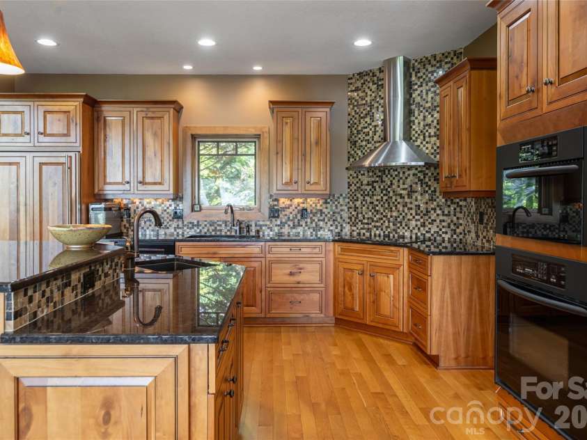 211 Boulder Ridge Drive, Hendersonville, NC 28792.  MLS# CAR4378849, YatesRealty ID 22947. 
