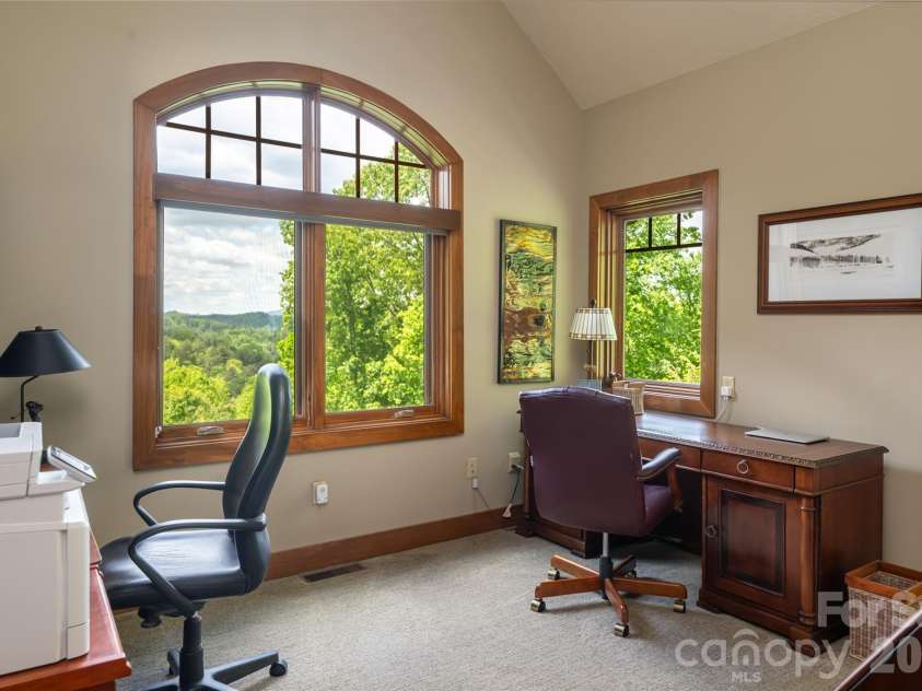 211 Boulder Ridge Drive, Hendersonville, NC 28792.  MLS# CAR4378849, YatesRealty ID 22947. 