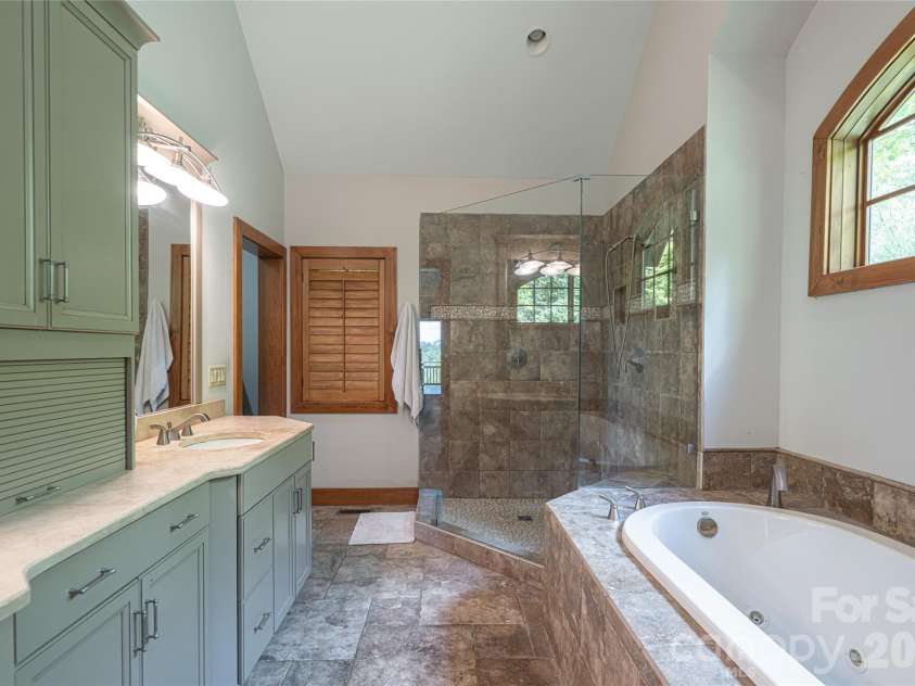 211 Boulder Ridge Drive, Hendersonville, NC 28792.  MLS# CAR4378849, YatesRealty ID 22947. 