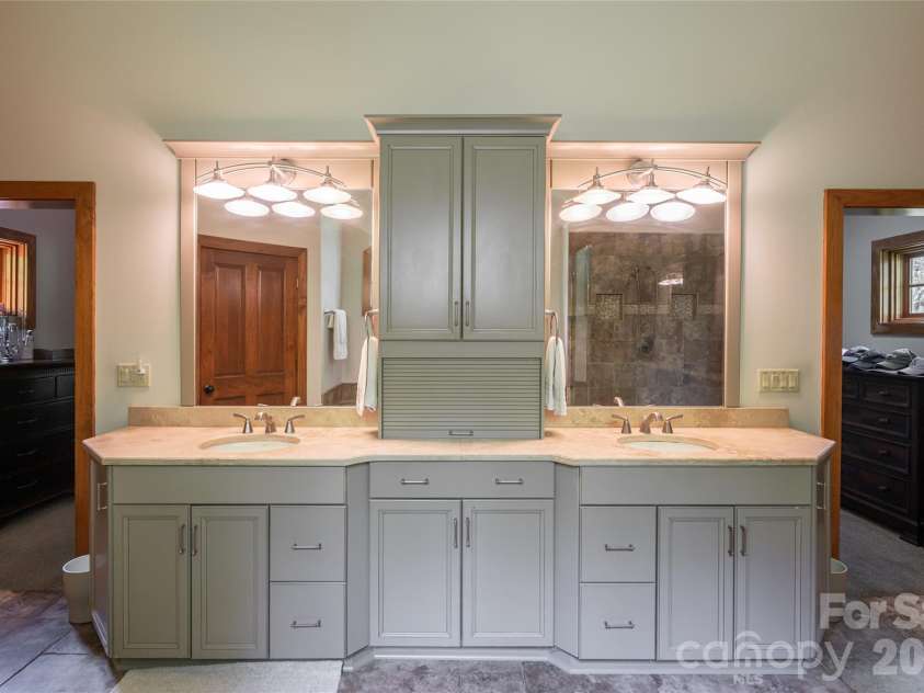 211 Boulder Ridge Drive, Hendersonville, NC 28792.  MLS# CAR4378849, YatesRealty ID 22947. 