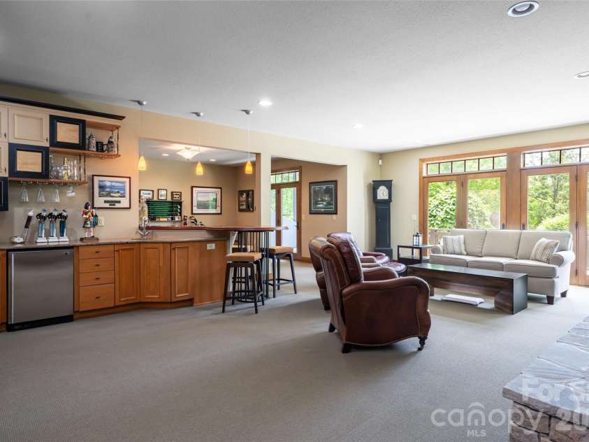 211 Boulder Ridge Drive, Hendersonville, NC 28792.  MLS# CAR4378849, YatesRealty ID 22947. 