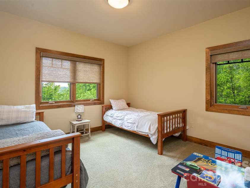 211 Boulder Ridge Drive, Hendersonville, NC 28792.  MLS# CAR4378849, YatesRealty ID 22947. 