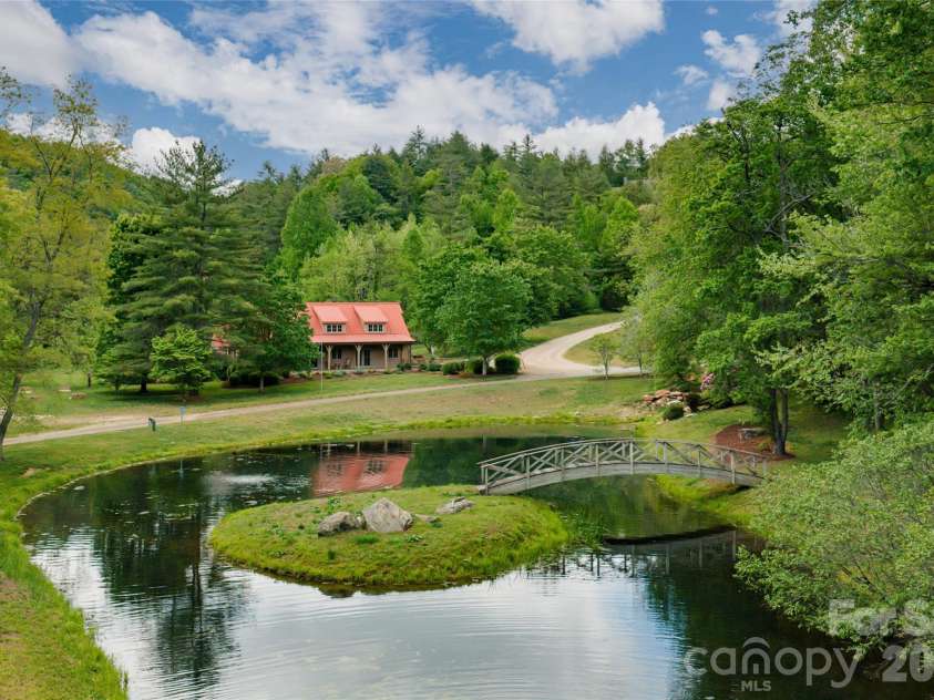 211 Boulder Ridge Drive, Hendersonville, NC 28792.  MLS# CAR4378849, YatesRealty ID 22947. 