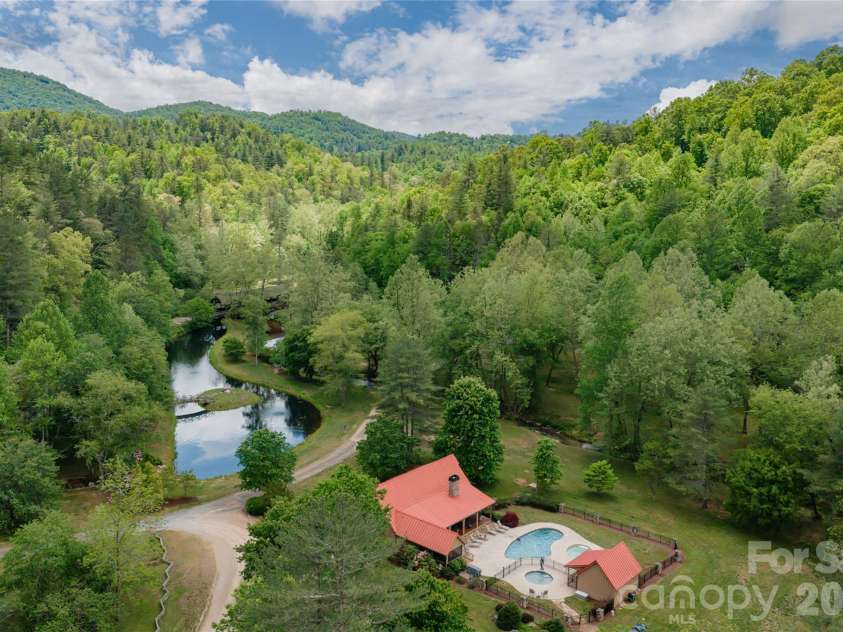 211 Boulder Ridge Drive, Hendersonville, NC 28792.  MLS# CAR4378849, YatesRealty ID 22947. 