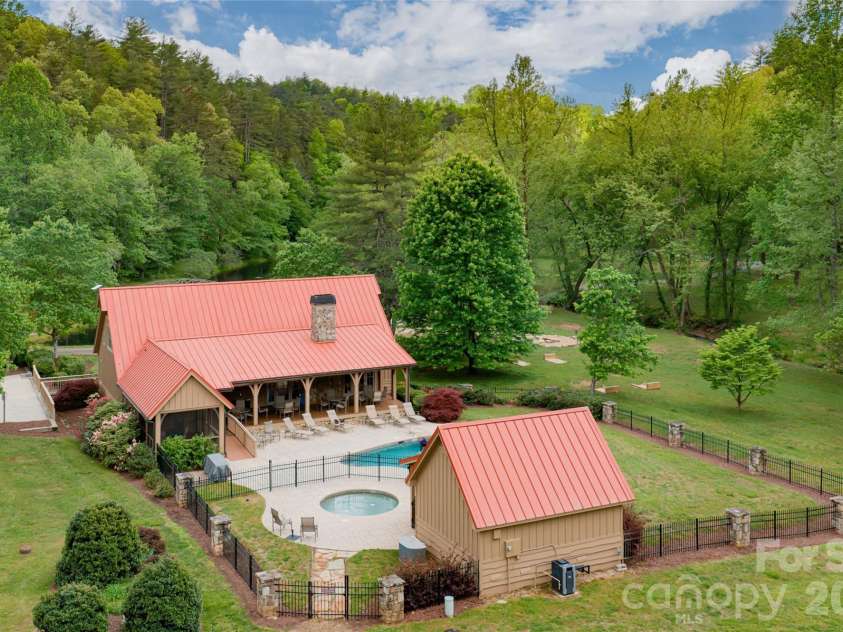 211 Boulder Ridge Drive, Hendersonville, NC 28792.  MLS# CAR4378849, YatesRealty ID 22947. 