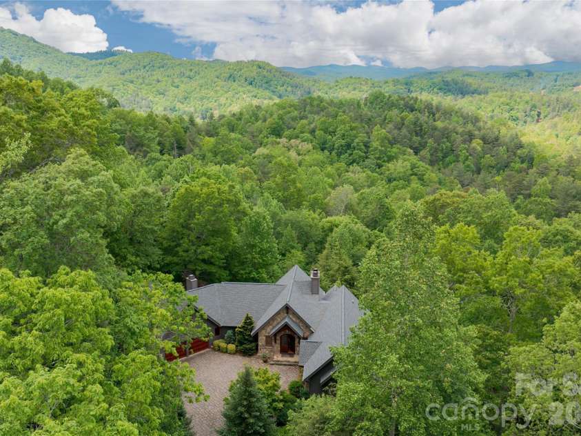 211 Boulder Ridge Drive, Hendersonville, NC 28792.  MLS# CAR4378849, YatesRealty ID 22947. 