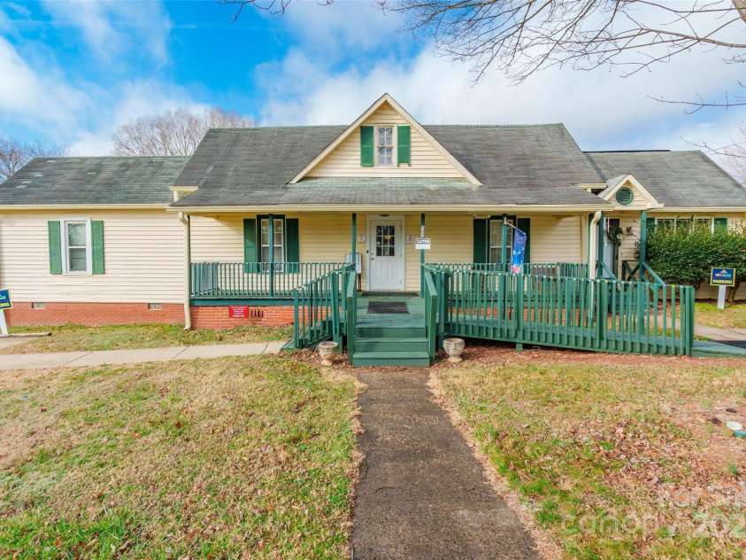 547 Oakland Avenue, Statesville, NC 28677.  MLS# CAR4334547, YatesRealty ID 2295. 
