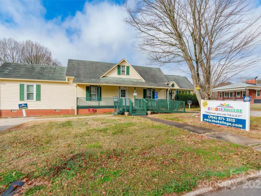 547 Oakland Avenue, Statesville, NC 28677.  MLS# CAR4334547, YatesRealty ID 2295. 