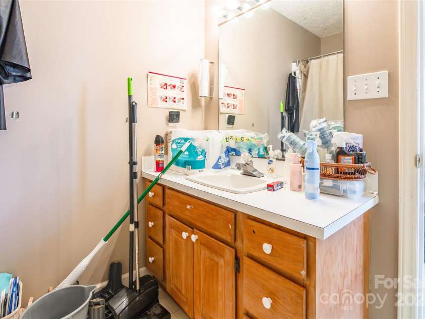 547 Oakland Avenue, Statesville, NC 28677.  MLS# CAR4334547, YatesRealty ID 2295. 