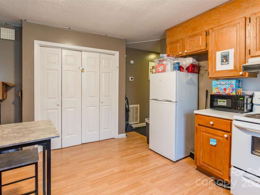 547 Oakland Avenue, Statesville, NC 28677.  MLS# CAR4334547, YatesRealty ID 2295. 