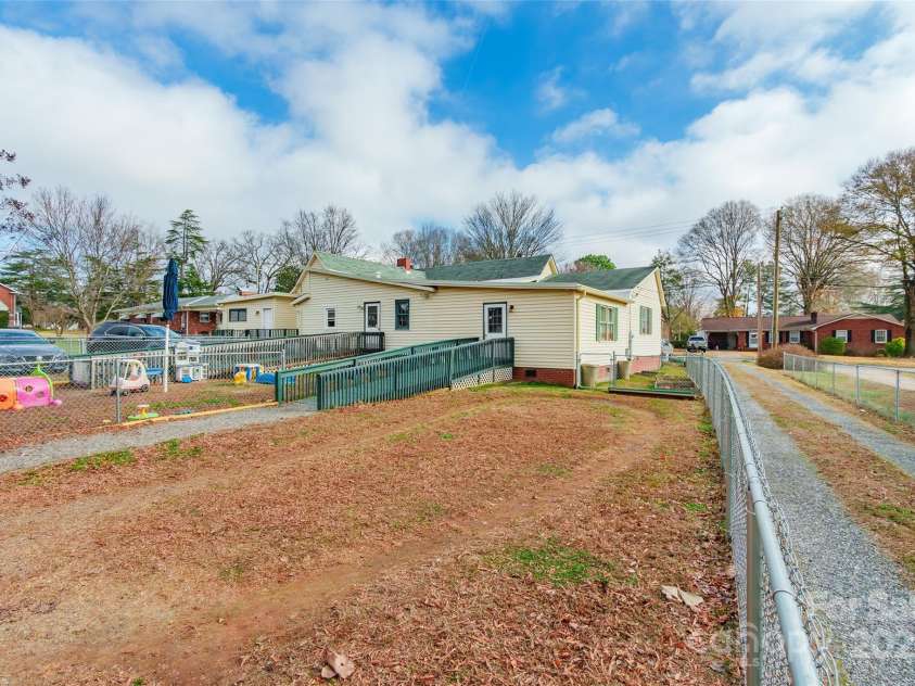 547 Oakland Avenue, Statesville, NC 28677.  MLS# CAR4334547, YatesRealty ID 2295. 