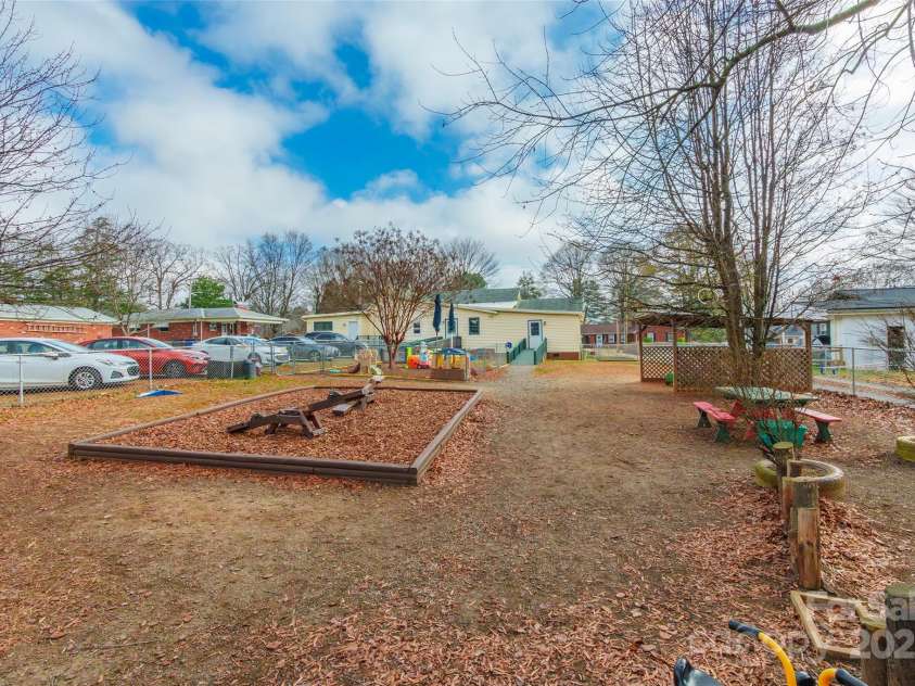 547 Oakland Avenue, Statesville, NC 28677.  MLS# CAR4334547, YatesRealty ID 2295. 