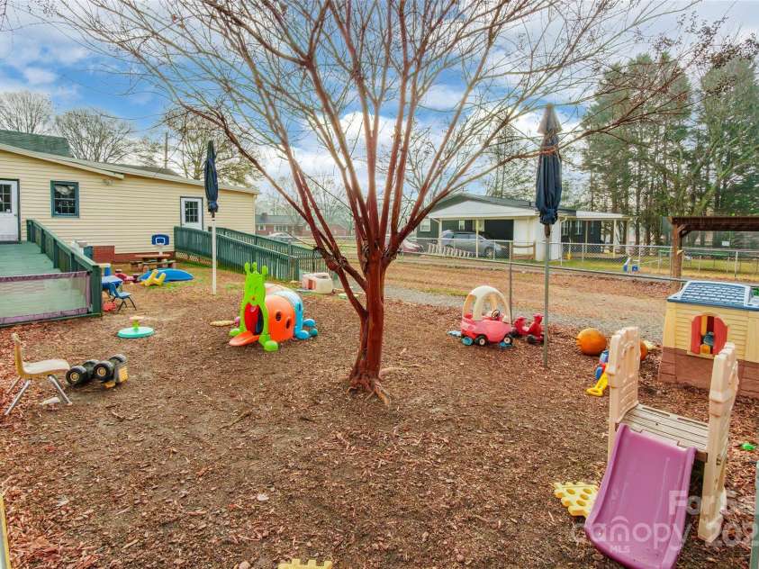 547 Oakland Avenue, Statesville, NC 28677.  MLS# CAR4334547, YatesRealty ID 2295. 