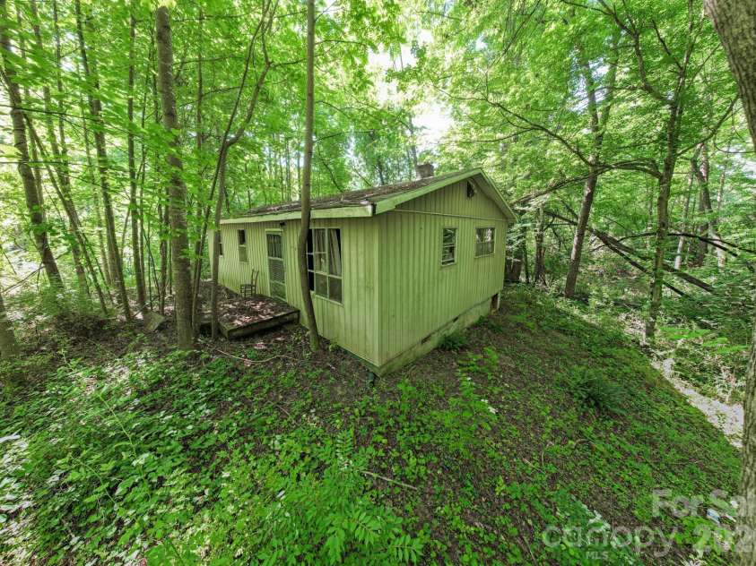 17 Chicago Avenue, Black Mountain, NC 28711.  MLS# CAR4372235, YatesRealty ID 22951. 