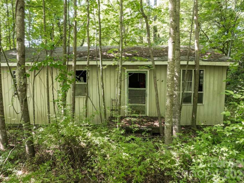17 Chicago Avenue, Black Mountain, NC 28711.  MLS# CAR4372235, YatesRealty ID 22951. 