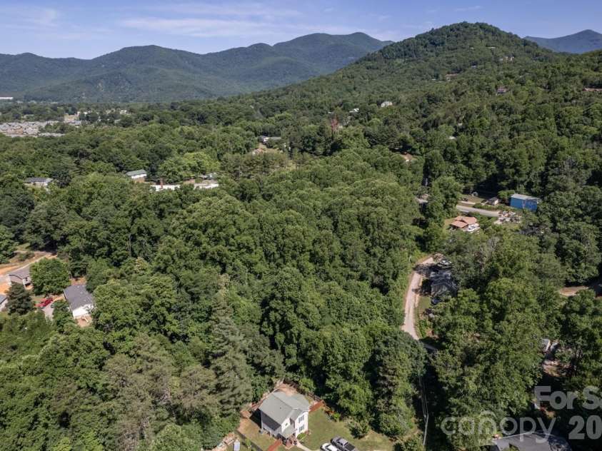 17 Chicago Avenue, Black Mountain, NC 28711.  MLS# CAR4372235, YatesRealty ID 22951. 