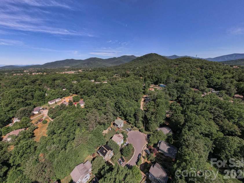 17 Chicago Avenue, Black Mountain, NC 28711.  MLS# CAR4372235, YatesRealty ID 22951. 