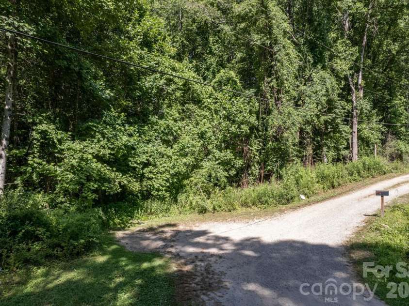 17 Chicago Avenue, Black Mountain, NC 28711.  MLS# CAR4372235, YatesRealty ID 22951. 