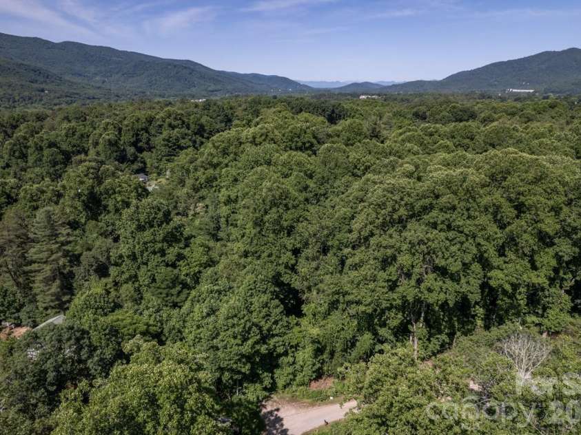 17 Chicago Avenue, Black Mountain, NC 28711.  MLS# CAR4372235, YatesRealty ID 22951. 