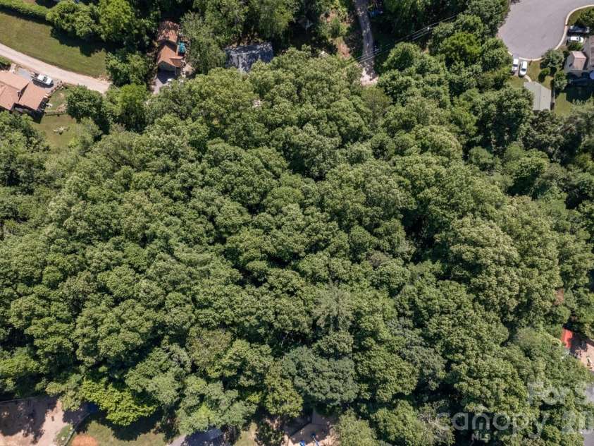 17 Chicago Avenue, Black Mountain, NC 28711.  MLS# CAR4372235, YatesRealty ID 22951. 