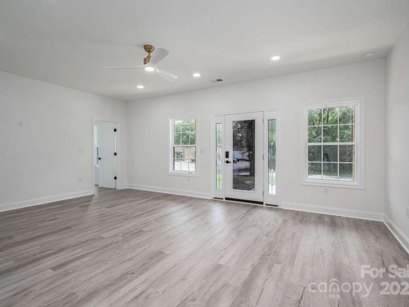 520 Main Street, Dallas, NC 28034.  MLS# CAR4266747, YatesRealty ID 22952. 