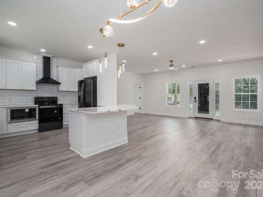 520 Main Street, Dallas, NC 28034.  MLS# CAR4266747, YatesRealty ID 22952. 